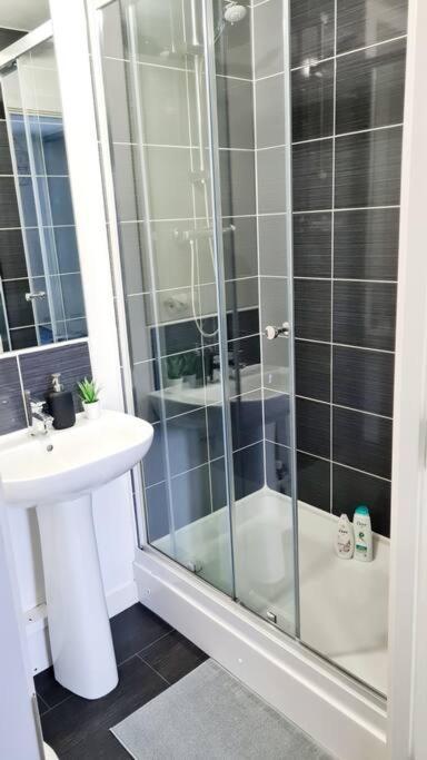 Stylish 2 Bedroom Apartment / Free Gated Parking Γλασκώβη Εξωτερικό φωτογραφία